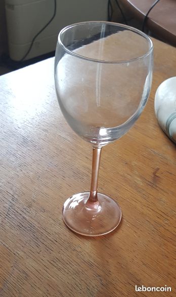 4 verres à pied rose : 2 flûtes, 1 cocktail et 1 vin (image 2)
