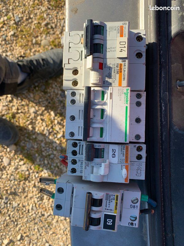 Lot De Pièces électriques Legrand (disjoncteurs, Interphone, Bloque Vigi) - Pour Pièces Détachées / Ne Fonctionne Pas