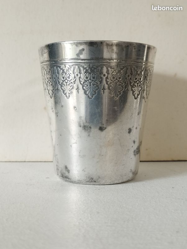 Timbale ancienne en métal argenté
