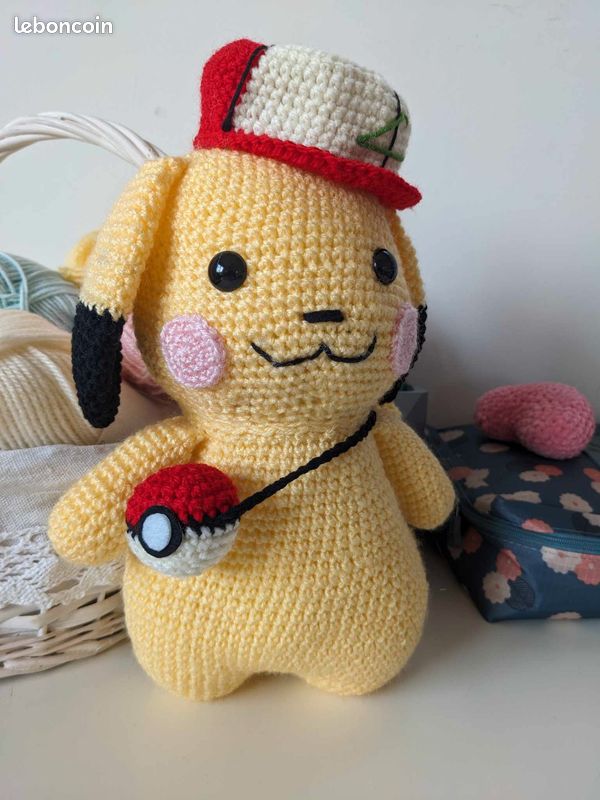 Pikachu dans une casquette, doudou peluche fait main au crochet neuf (image 12)