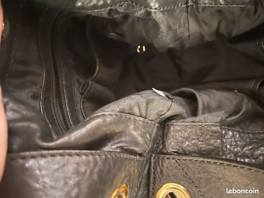 Grand sac porté épaule cuir et clous dorés (image 9)