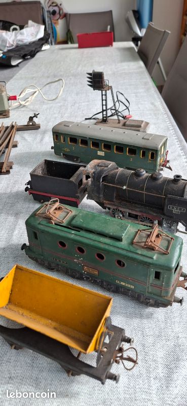 Lot - A Vintage Hornby Train Passenger Set No.21, By Meccano Limited