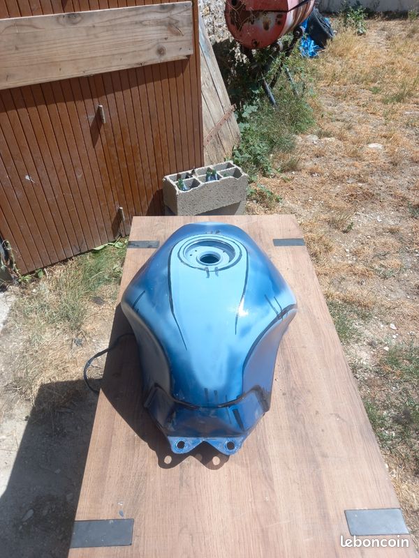 Reservoir de carburant 750 gsxf (image 3)