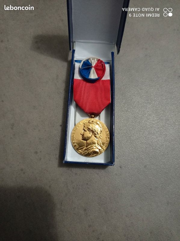 Médaille d'honneur du travail - Wikipédia