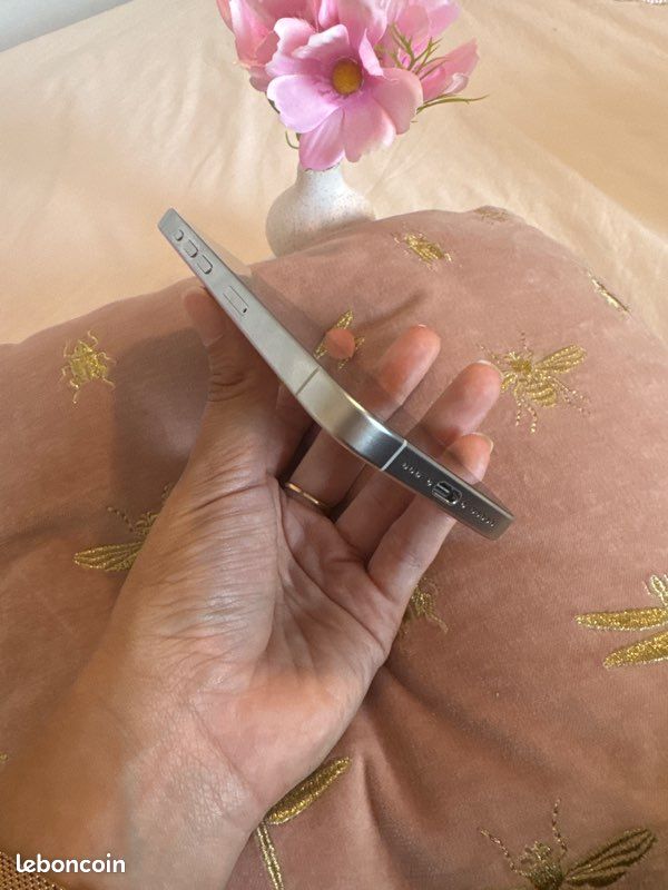 IPhone 15 Pro 128 Go – Titane Blanc – Très Bon État (image 4)