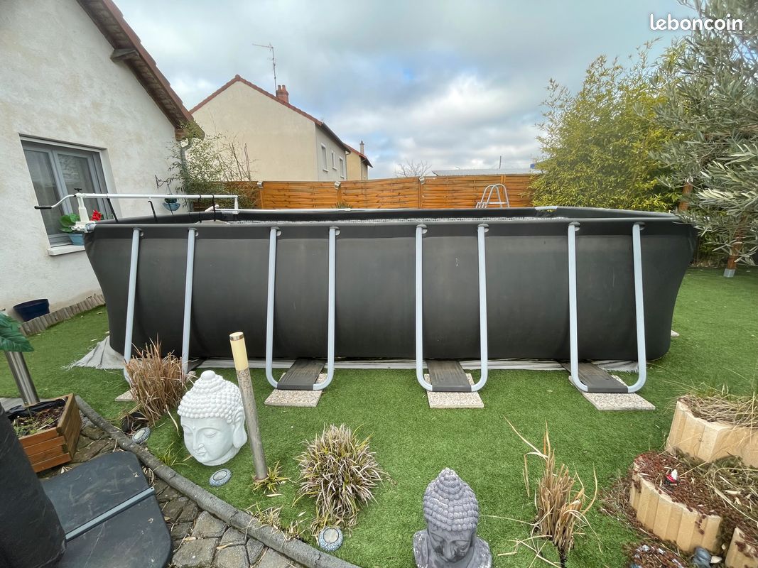 Vend piscine rectangulaire cause déménagement longueur 5,50 largeur 2,70 hauteur 134 cm Piscine avec sa pompe à filtration ,filtration au sel ,avec son échelle,1 bâche été 1 bâche hiver et quelque (image 1)