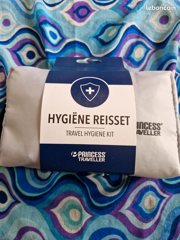 Trousse de voyage avec kit d'hygiène (image 1)