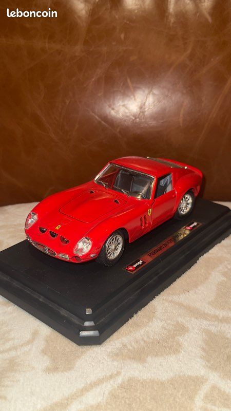 Véhicules miniatures CMC Ferrari