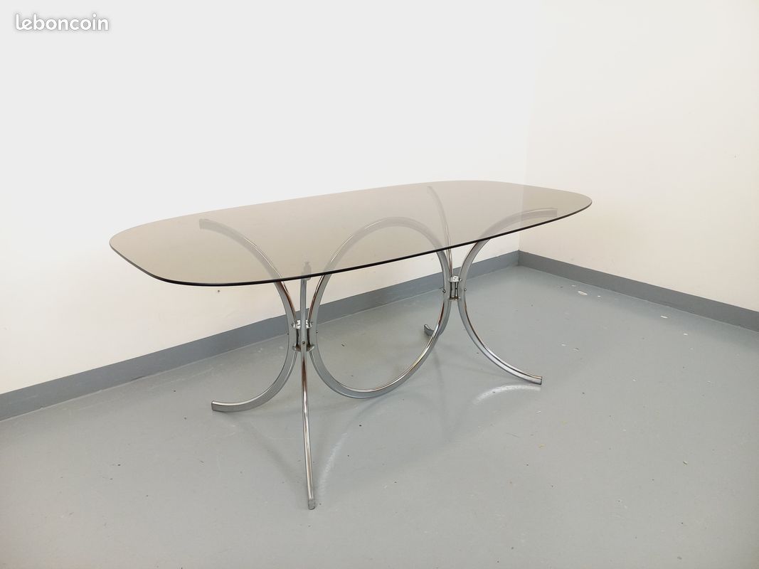 Table à manger rectangulaire arrondie vintage en verre fumé et métal chromé style Space Age des années 70 (image 1)