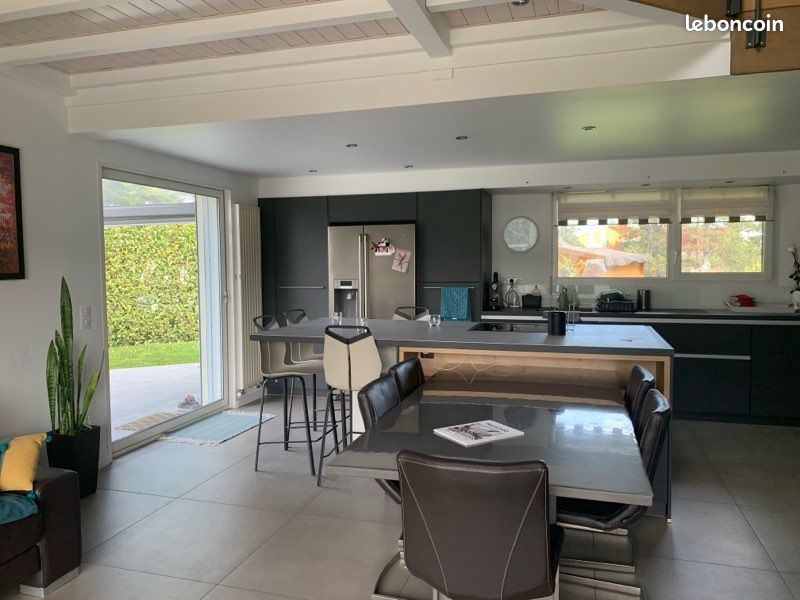 Îlot de cuisine équipé avec table et chaises (image 1)