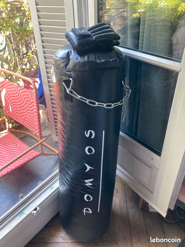 Sac de boxe Domyos très bon état avec gants inclus en taille M (image 1)
