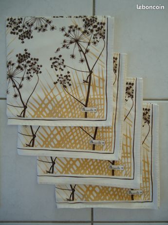 Ensemble chemin de table et napperon en perles vertes et blanches fait