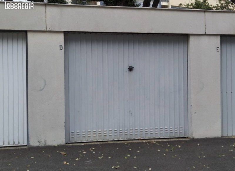 Garage box 16m2 · à Pont-Saint-Esprit · 80 €