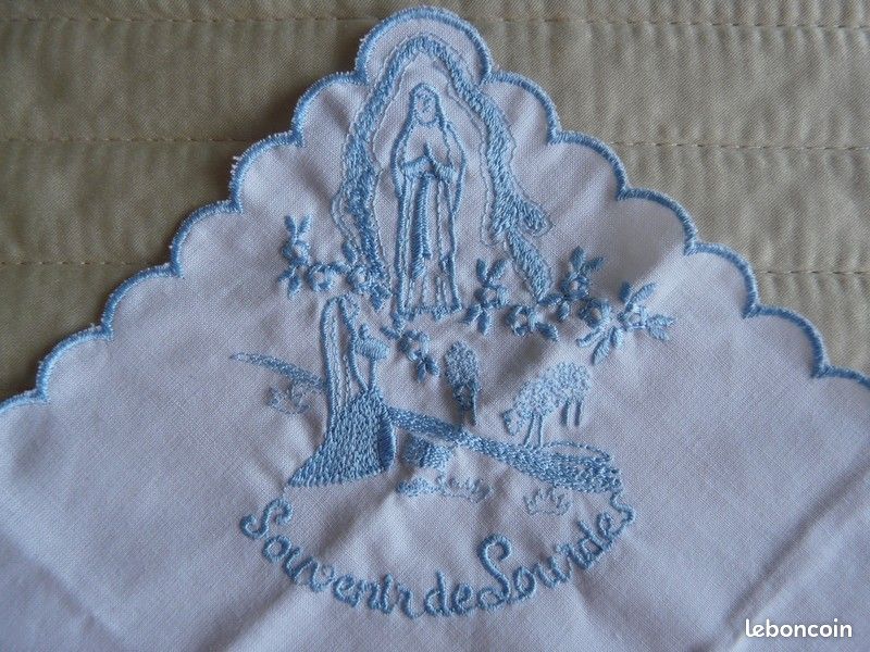 2 mouchoirs Souvenir de Lourdes neufs (FAB) (image 2)