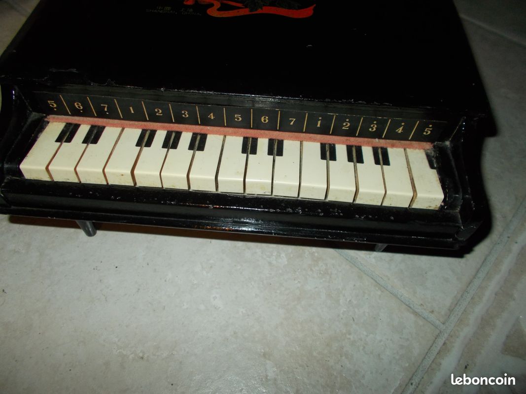 ANCIEN JOUET MAISON DE POUPEE PIANO A QUEUE signé made in SHANGHAI