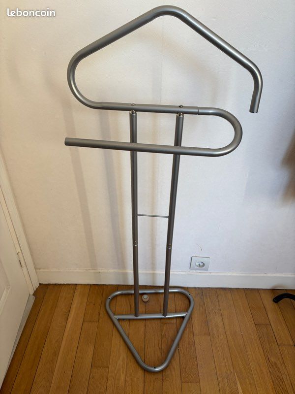 Portant vêtements (image 1)