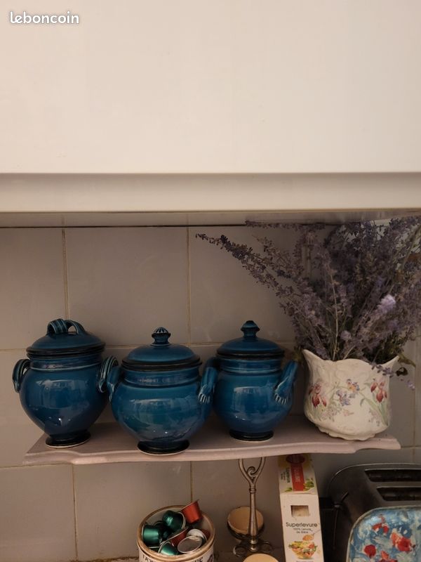 Pots bleus en terre cuite ceramique.le prix vaut pour les 3 c est un ensemble. Pot signé sur le cote.. 3 (image 1)
