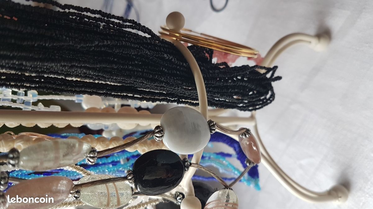 Porte Porte bijoux en fer forgé couleur blanc Montres Bijoux