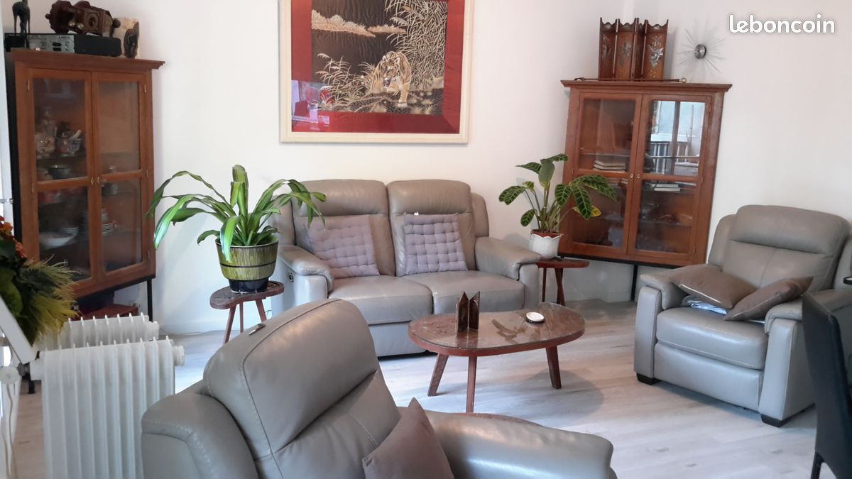 Deux meubles d'angle rehaussés sur 3 pieds bois exotique (image 2)