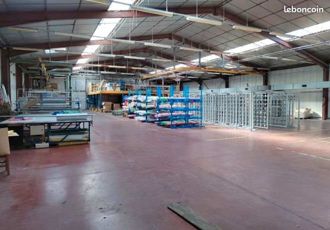 Bâtiment industriel avec très grand terrain constructible