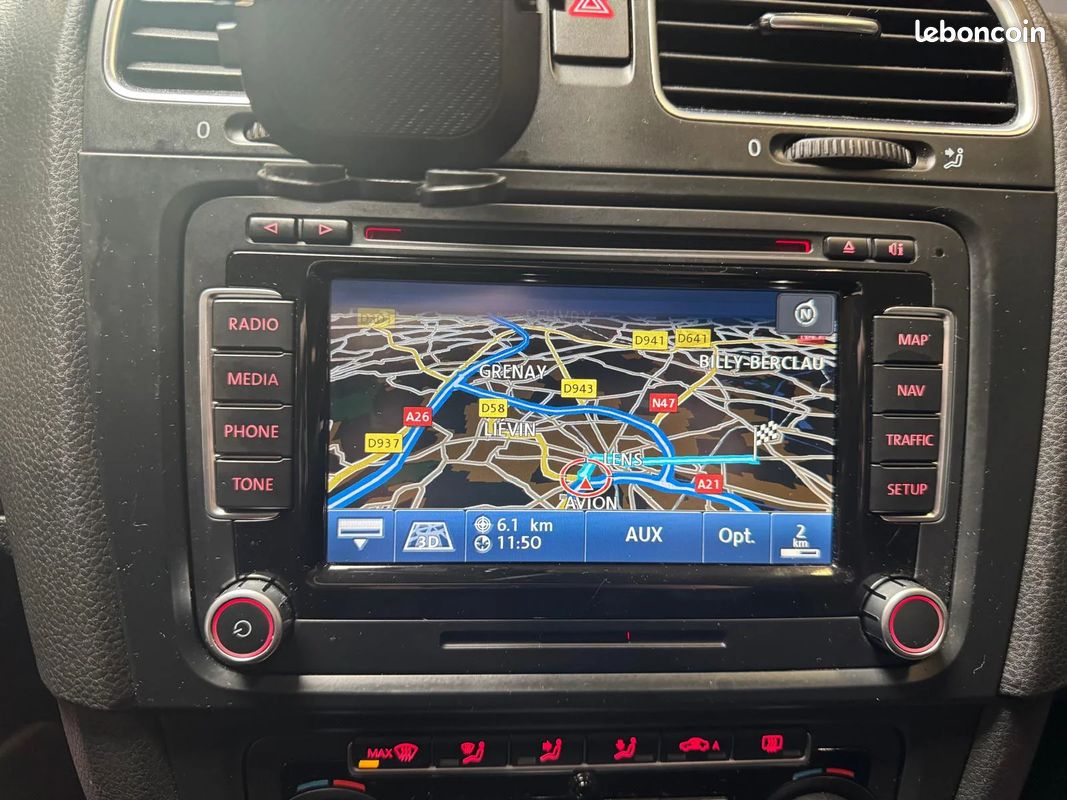Volkswagen GOLF 6 GTI 2.0 TSI DSG Adidas / Dynaudio / Toit ouvrant panoramique / Sièges Chauffants (image 40)