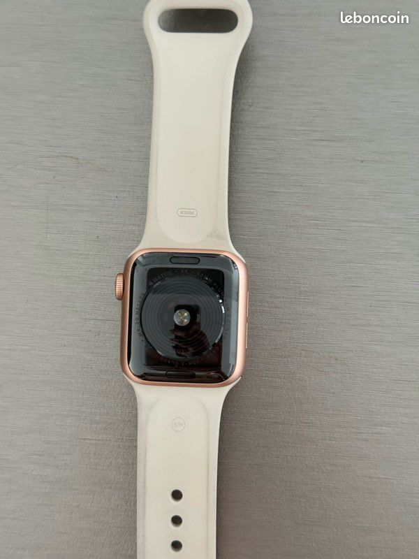 Apple Watch SE (avec chargeur) (image 3)