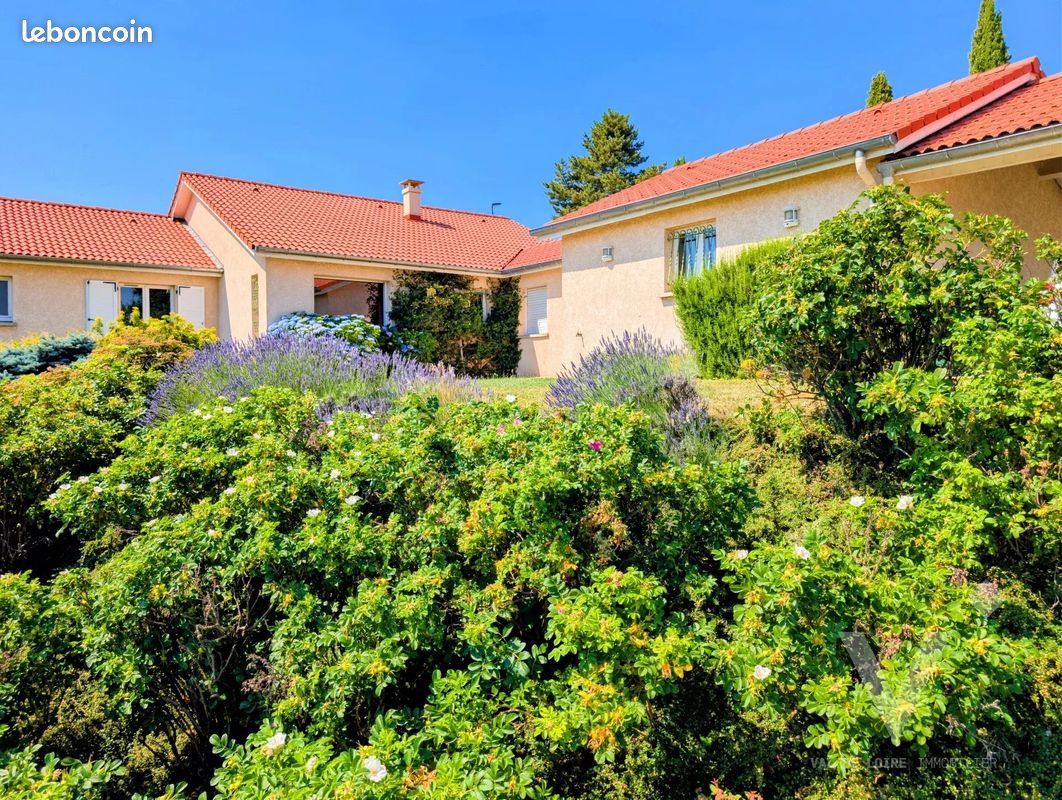 Maison 8 pièces 210 m² · à Saint-Genest-Lerpt · 210 m² · 499 000 €