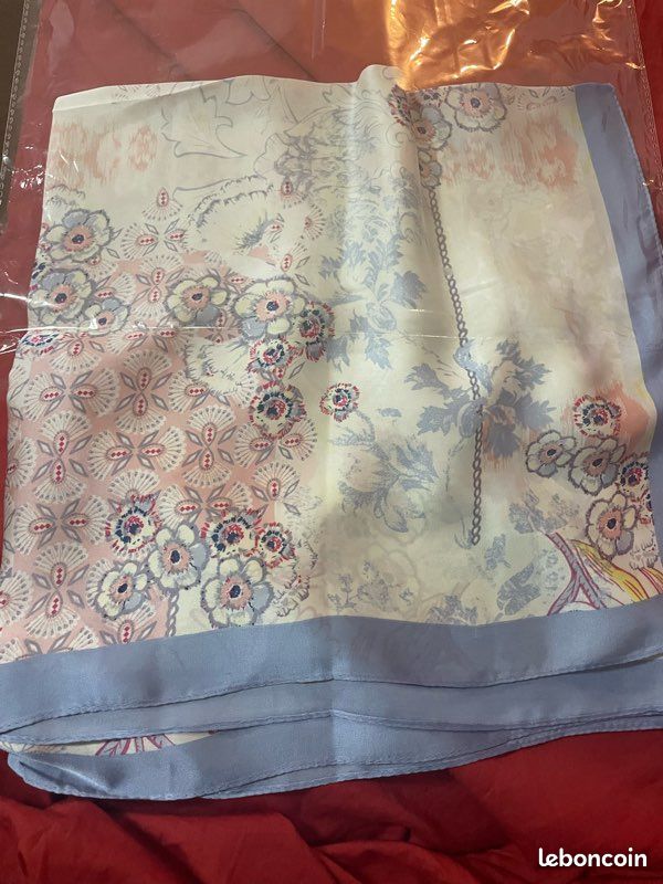 Foulard carré en soie imprimé fleurs - Élégant & Chic (image 3)