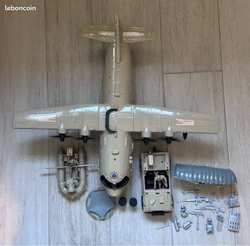 Avion militaire avec voiture et bateau, armes (image 2)