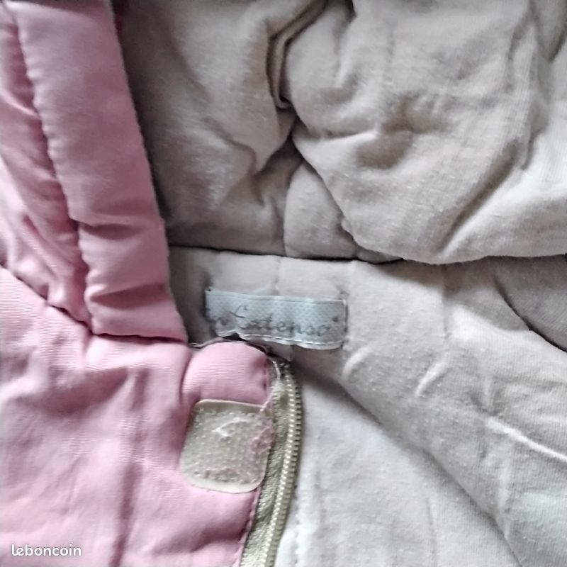 Combinaison rose, avec un trou entre les jambes pour passer la ceinture de sécurité (image 4)
