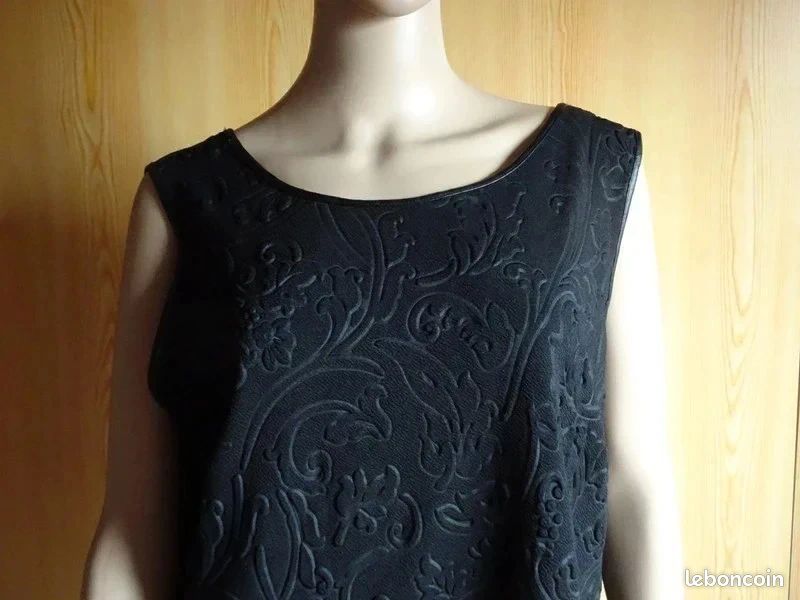 ROBE NOIRE avec MOTIFS RELIEF T. XL (image 3)