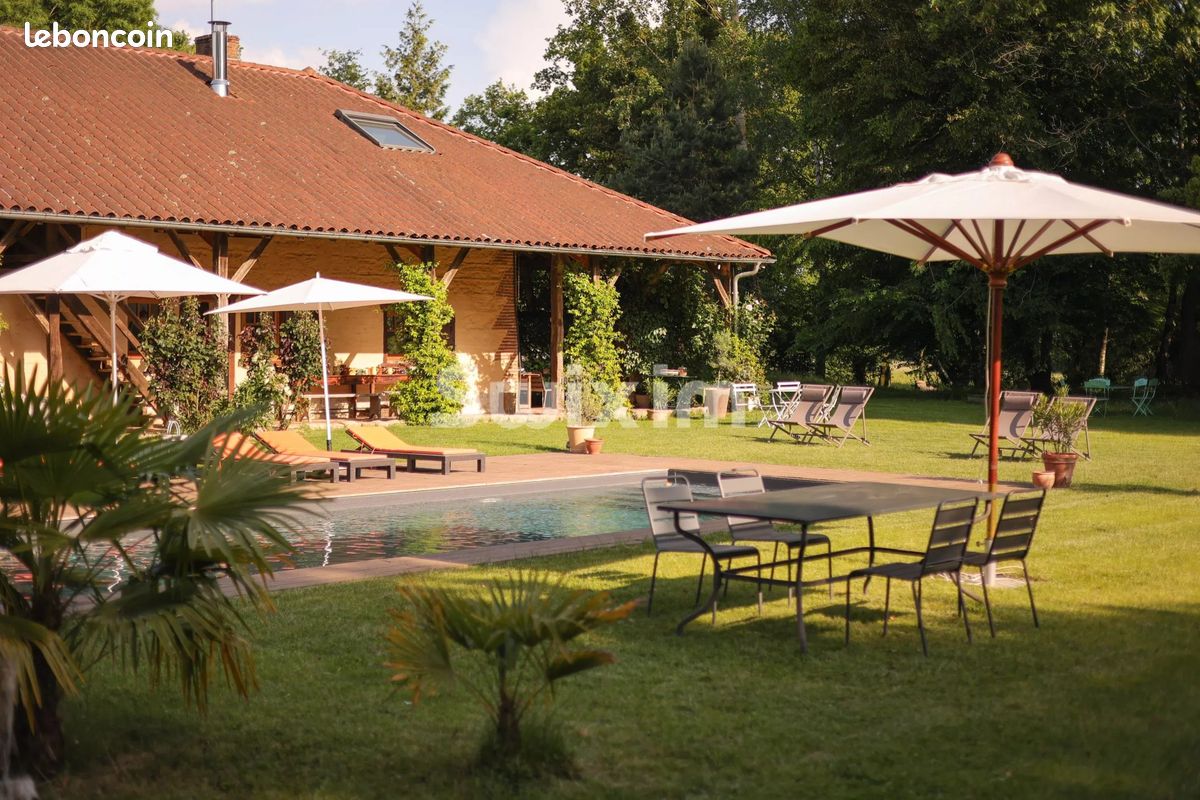 Maison 8 pièces 329 m² · à Bourg-en-Bresse · 329 m² · 830 000 €
