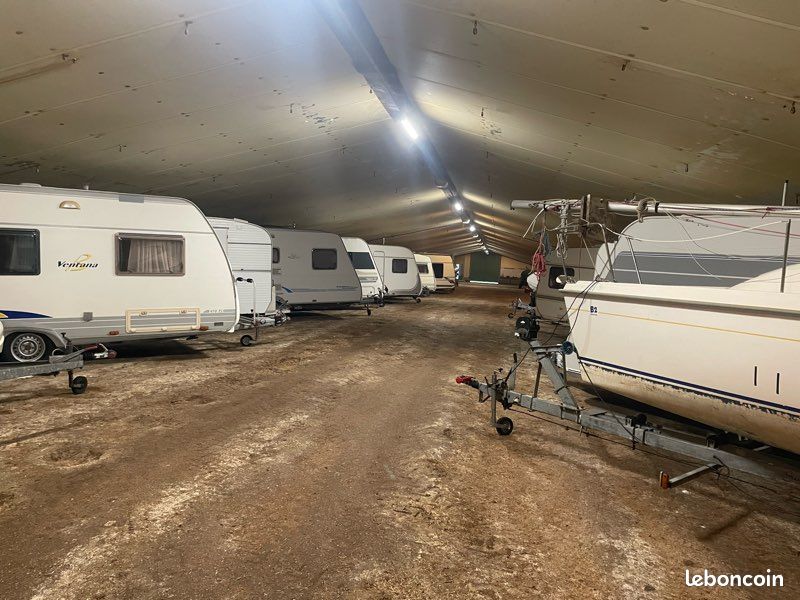 Hivernage caravanes et bateaux · à Plouvien · 280 €/mois