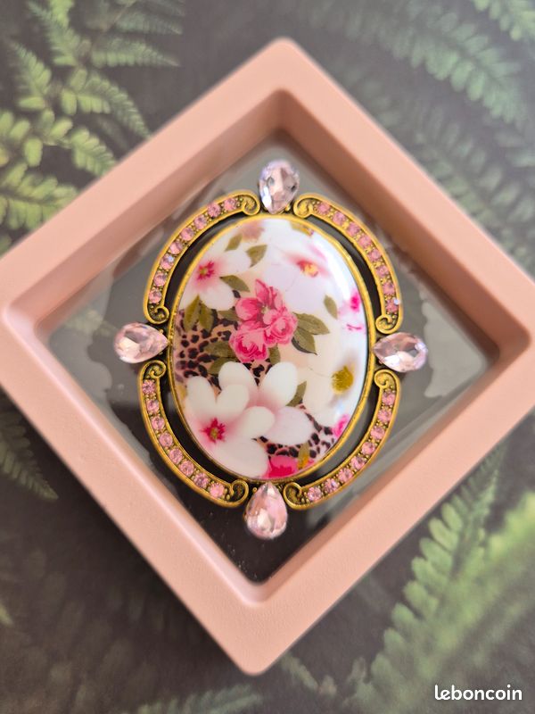 Broche ovale et ses cloches diamantées - Bijoux anciens