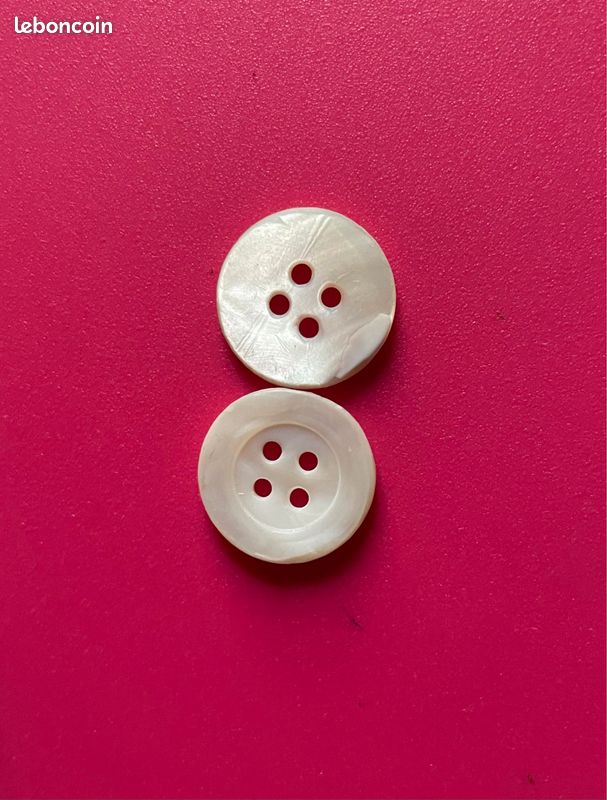 2 boutons blancs plastique (image 1)