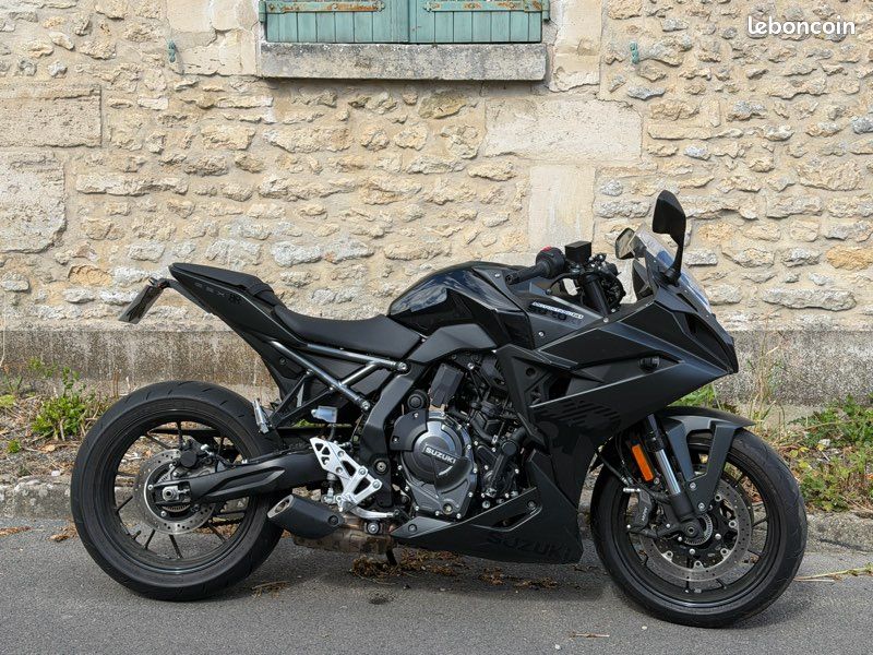 GSX8R noir 2025 proche du neuf (image 1)