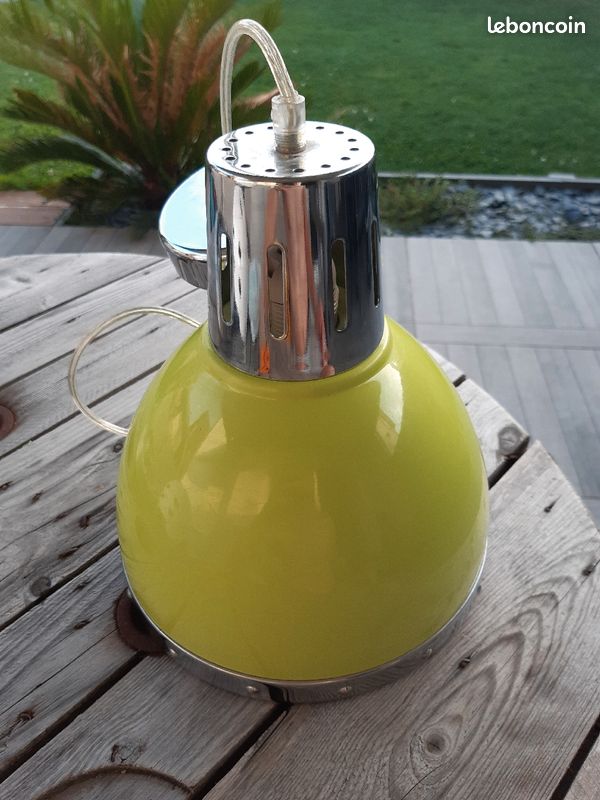 Luminaire suspendu vert (image 1)