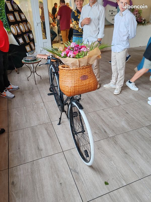 Fleurs Jaunes Dans Un Panier Tissé Marron Sur Vélo · Photo gratuite