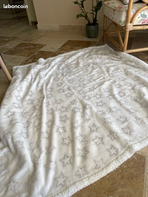 Plaid blanc motif étoiles argentées (image 3)