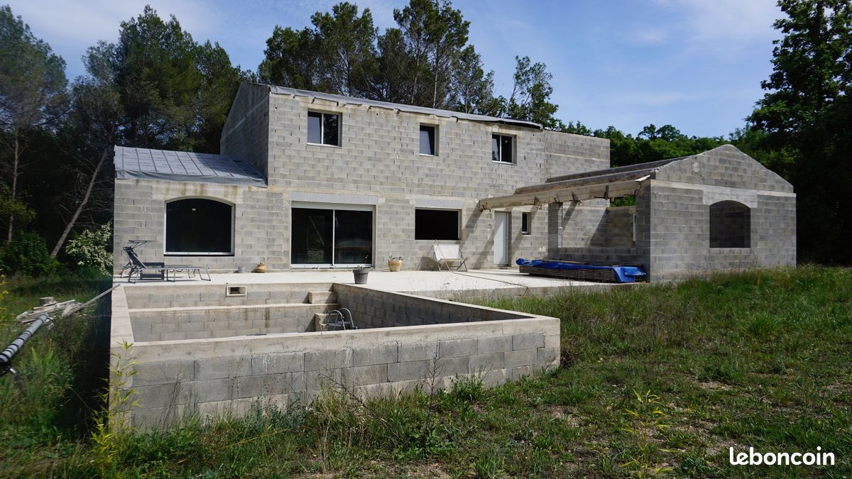 Maison 6 pièces 205 m² · à La Roque-d'Anthéron · 205 m² · 460 000 €