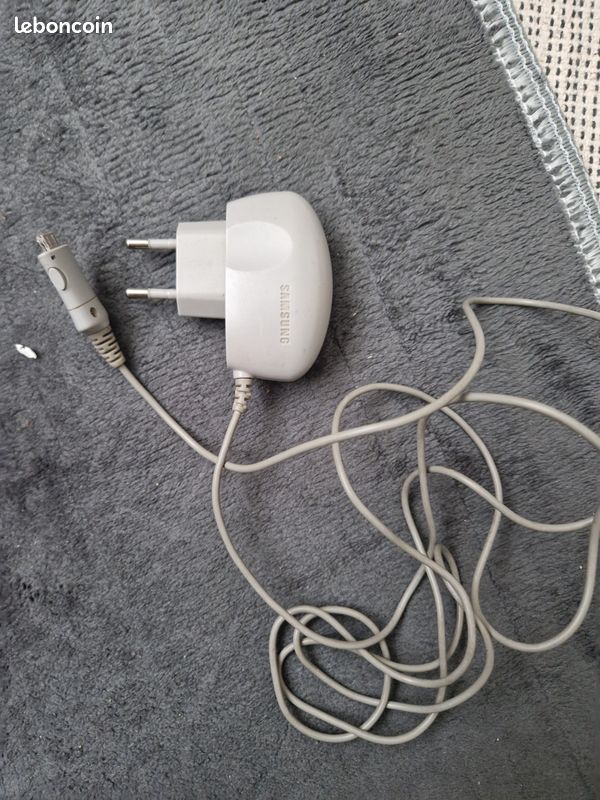 Chargeur de petit télephone ancienne (image 1)