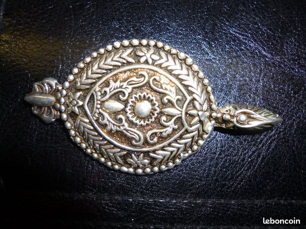 Broche en métal argenté vieilli