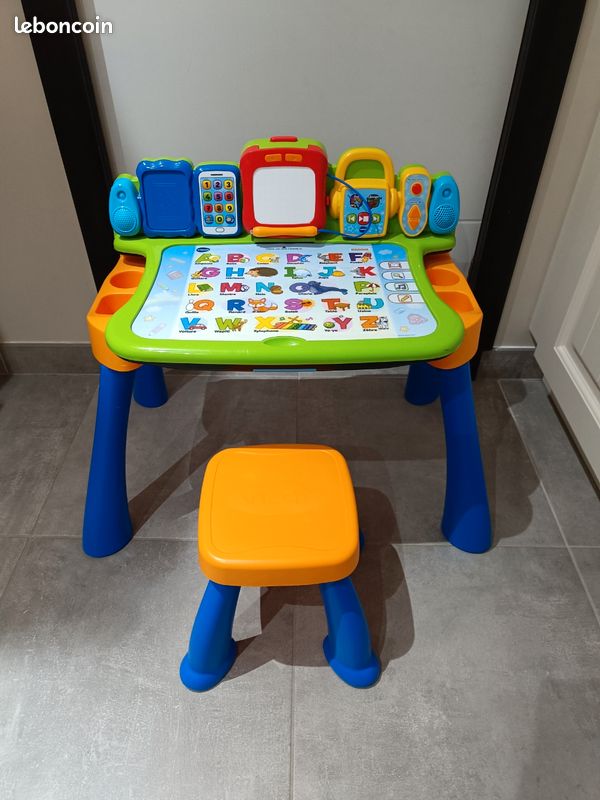 Bureau interactif 3 en 1
Quelques marques d'usure (voir photos) mais en parfait état de fonctionnement.
A partir de 3 ans (image 1)