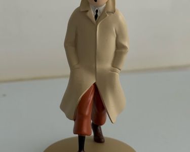 Figurine Tintin Moulinsart 42473 – Tintin En Trench-coat, 8,5 Cm, Collection Officielle 2011, Brillante