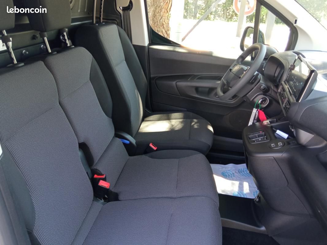 Toyota Proace City FOURGON MEDIUM 1.5L 130 D-4D BVA START+PACK CONFORT+3 PLACES MODUWORK+CARPLAY+... (image 4)