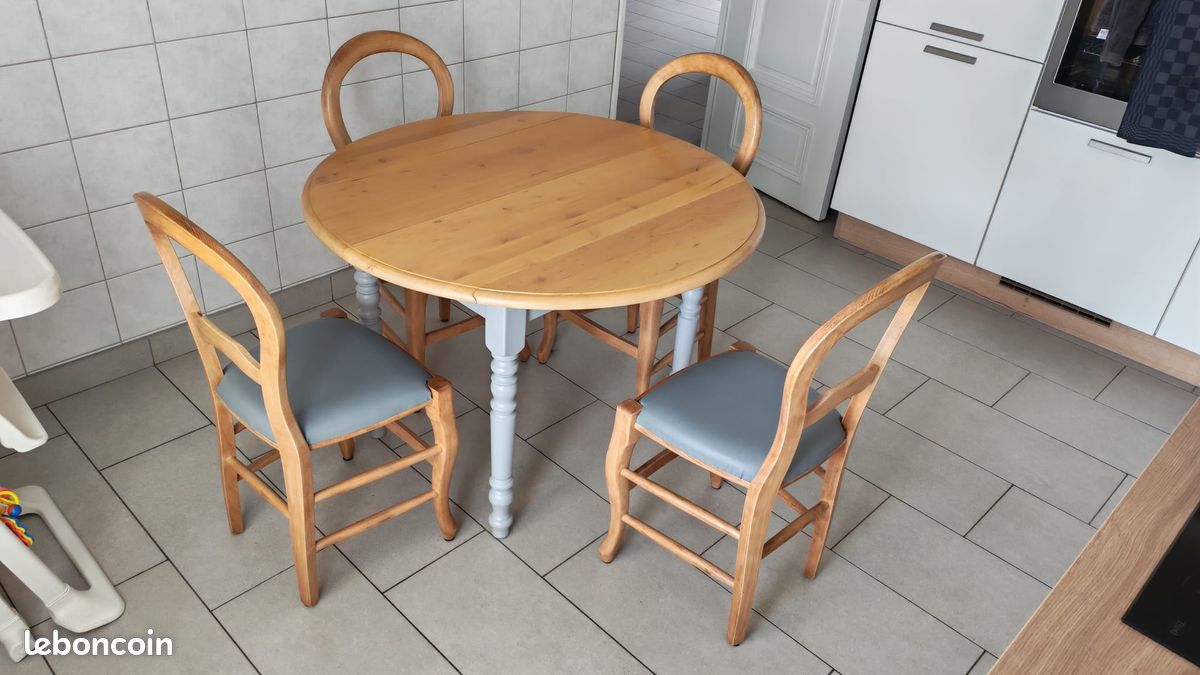 Table ronde à volets avec 4 chaises (image 1)