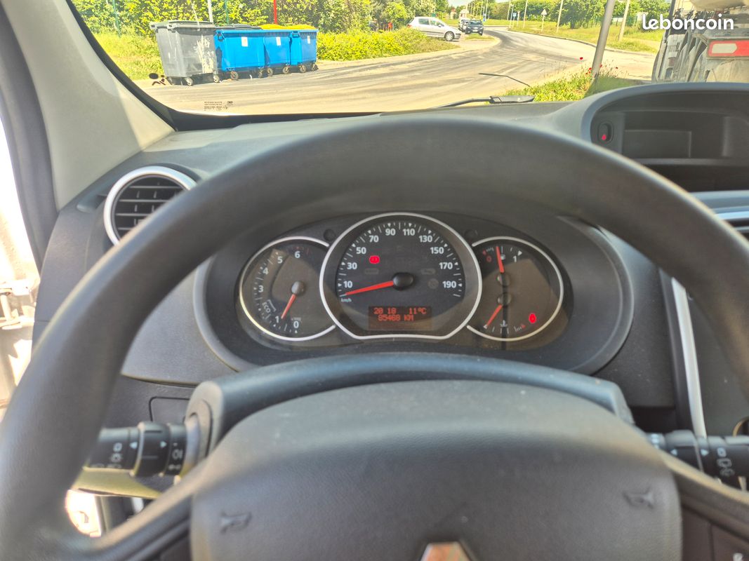 RENAULT KANGOO EXPRESS GRAND CONFORT 1.5 BLUE DCI 95ch (image 8)