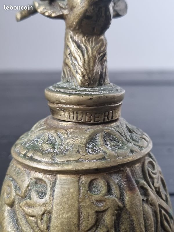 Decorative bell (1) - 1 cloche de chasse avec cerf st hubert. - Europe
