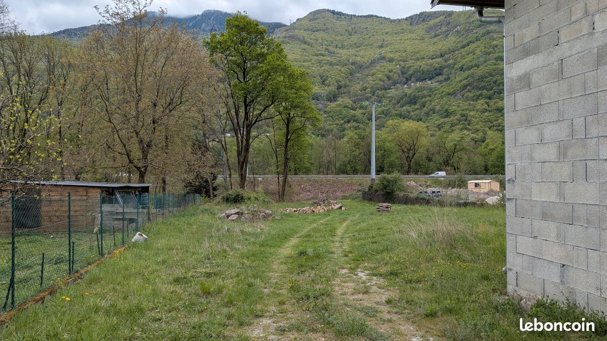 Location terrain et hangar zone UE · à Tours-en-Savoie · 3 500 €/mois