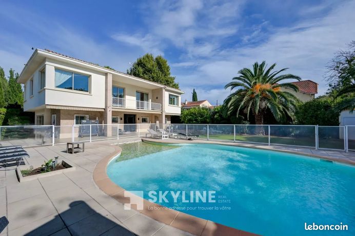 Villa 9 pièces 285 m² — 1